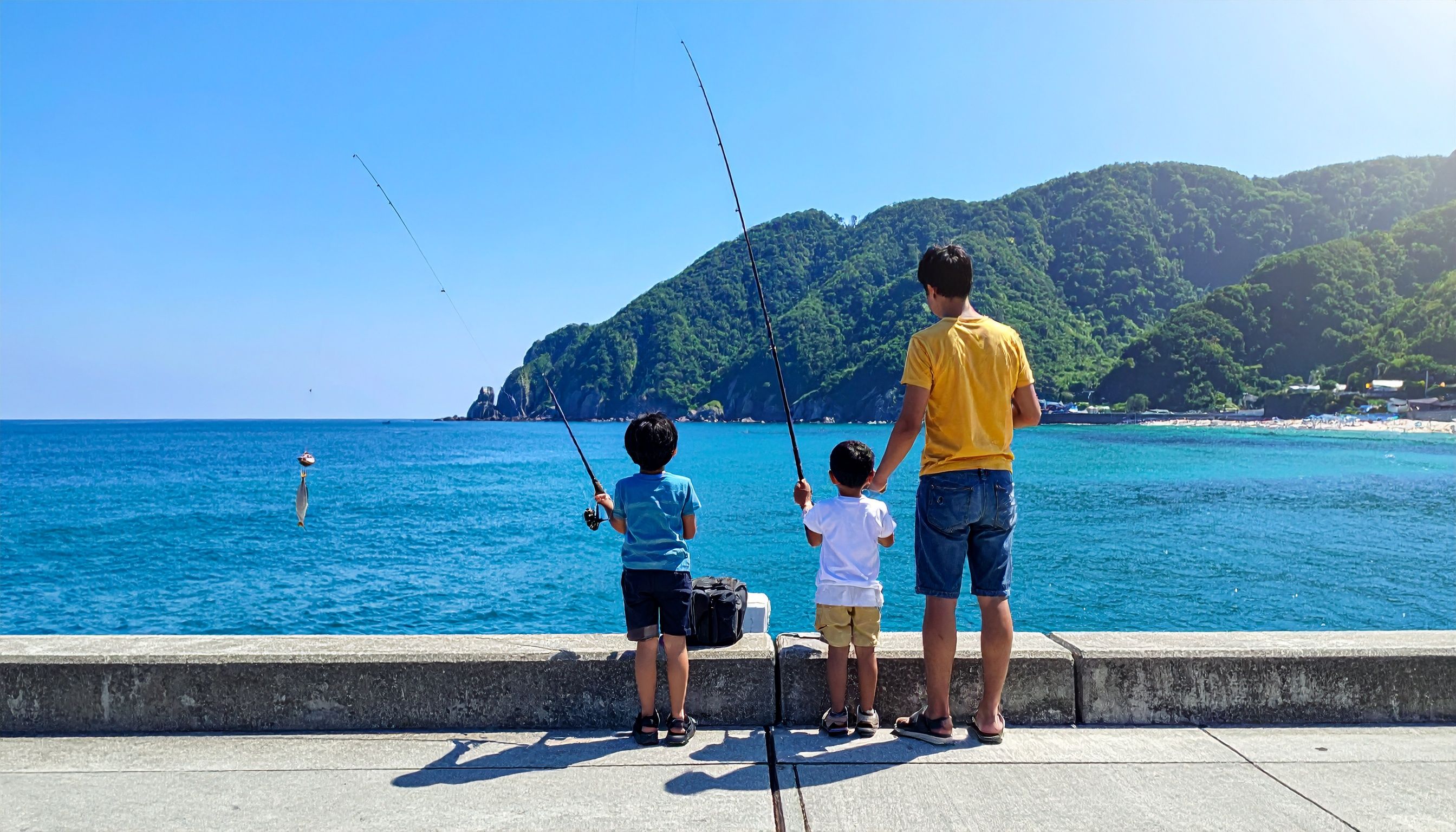 家族で堤防サビキ釣りを楽しむ様子